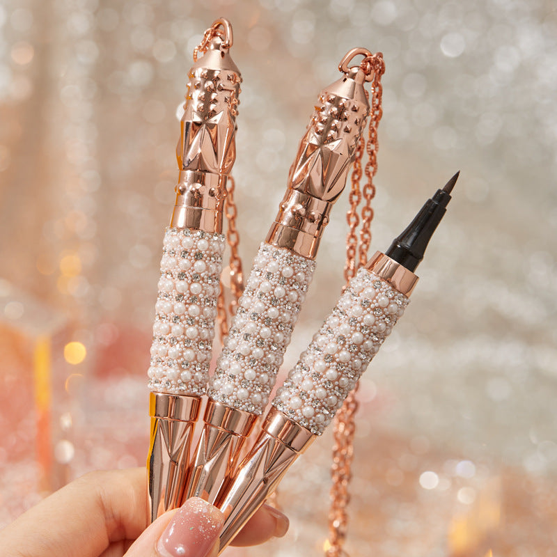 queen chain eyeliner